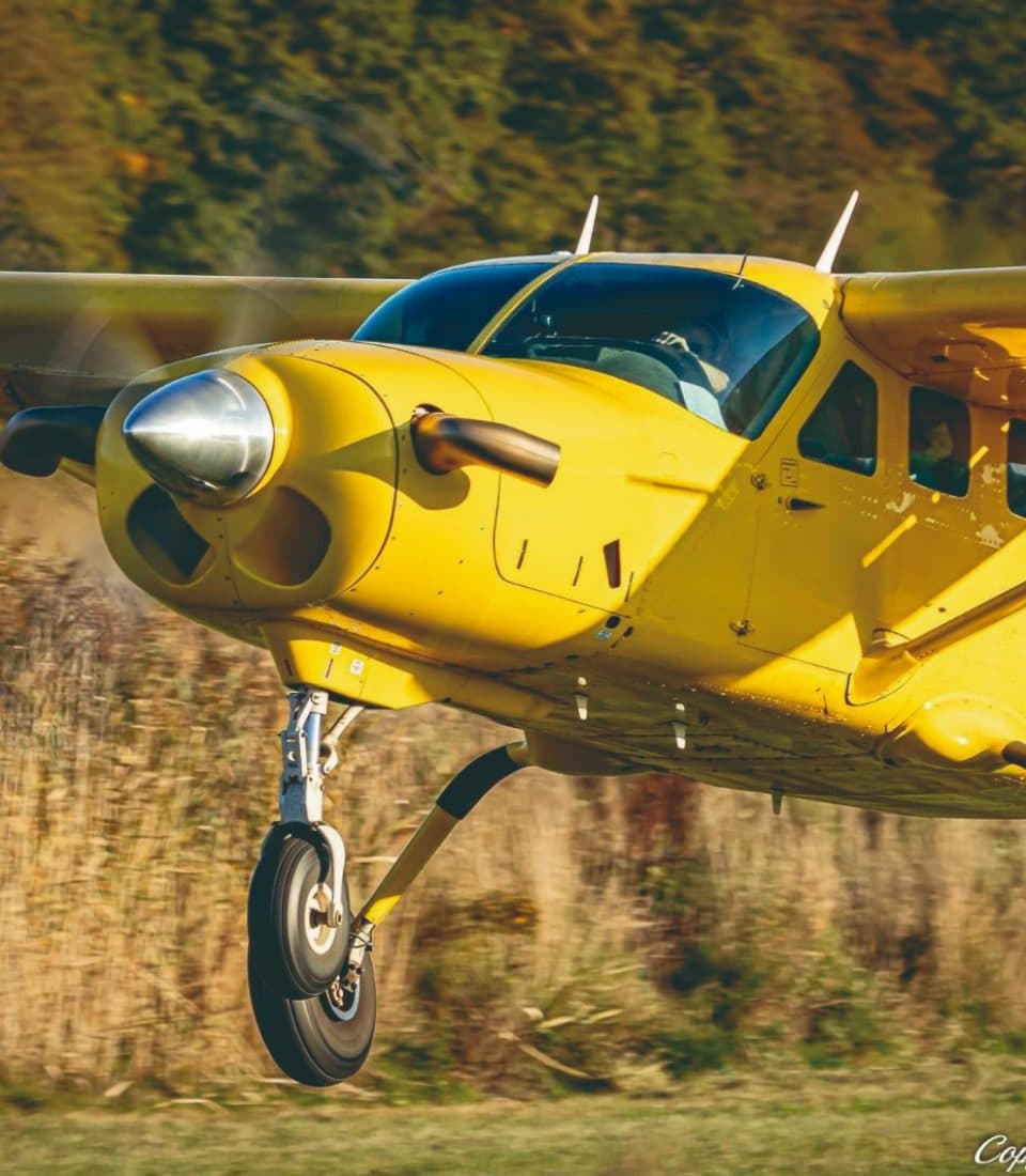 Avión amarillo despegando hacia la zona de salto
